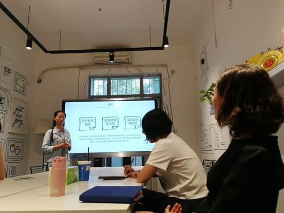 图片包含 人员, 墙壁, 室内, 地板

已生成极高可信度的说明