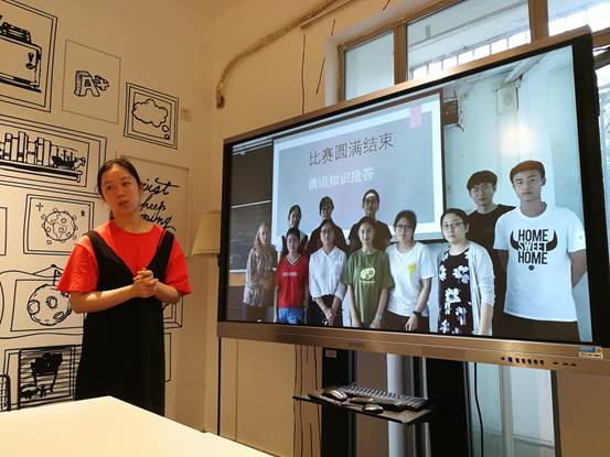图片包含 人员, 墙壁, 室内, 站立

已生成极高可信度的说明