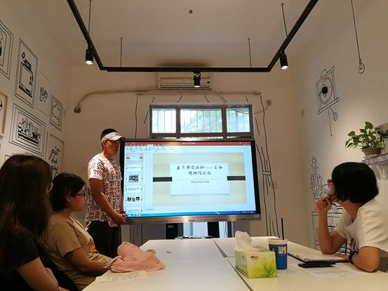 图片包含 人员, 室内, 墙壁, 妇女

已生成高可信度的说明