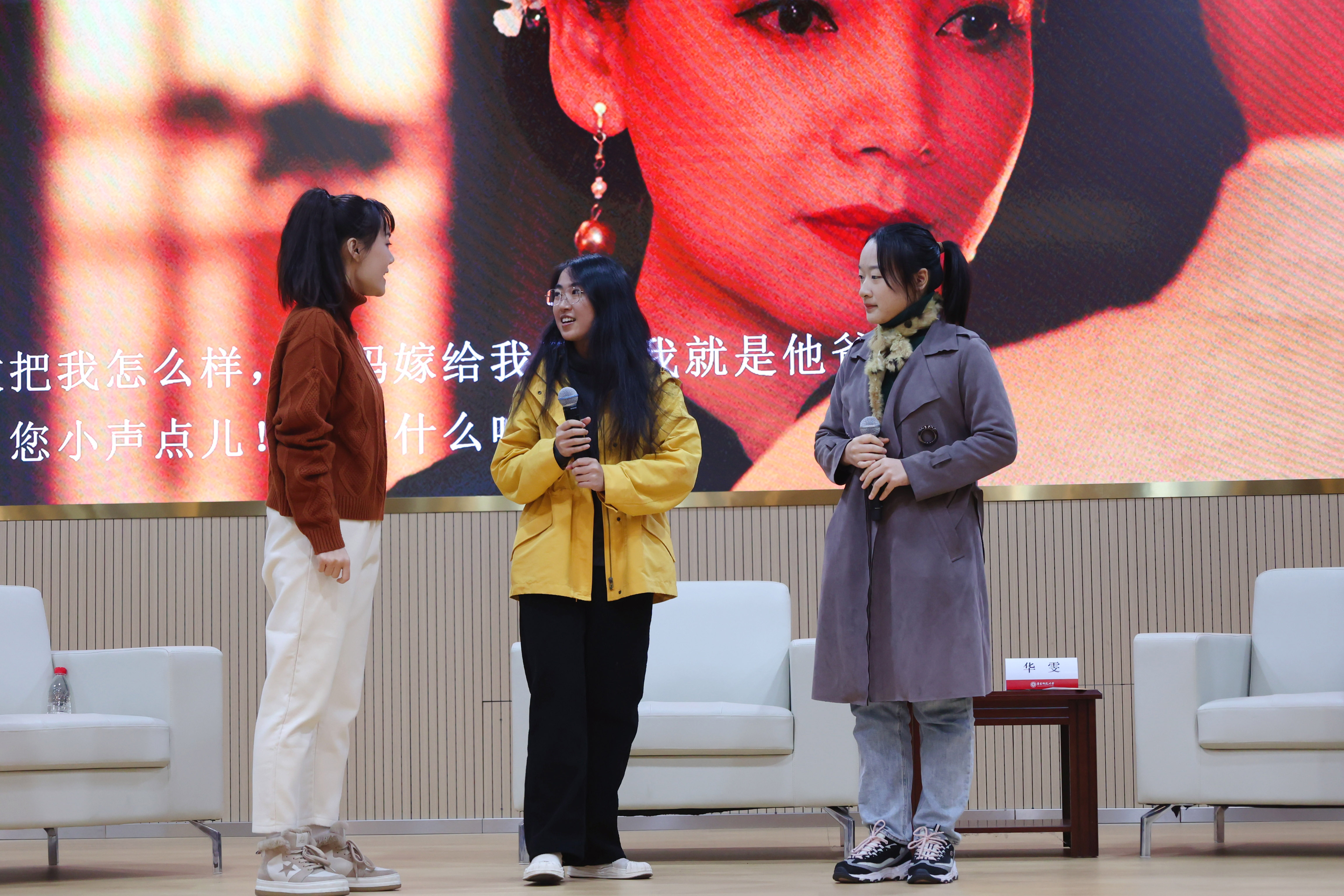 学生上台学习沪语台词2.jpg