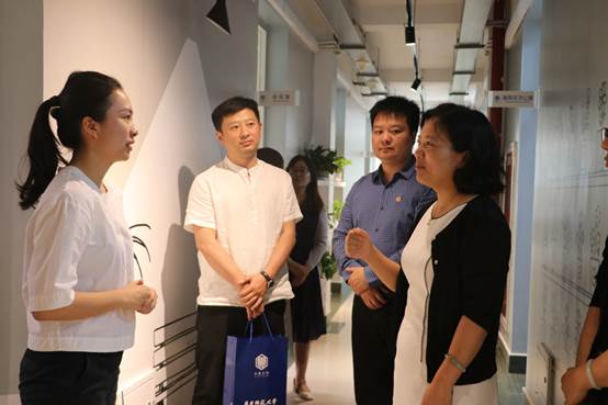 图片包含 墙壁, 室内, 人员, 站立

已生成极高可信度的说明