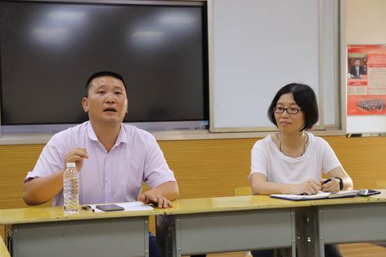 图片包含 人员, 餐桌, 墙壁, 室内

已生成极高可信度的说明